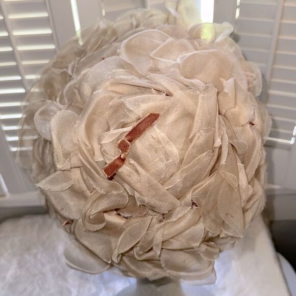 Vintage 50s or 60s Cream Floral Petal Hat - Picture 4 of 7